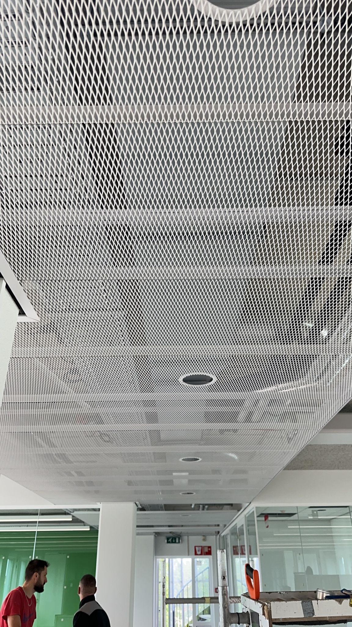 Expanded metal plafond kantoor