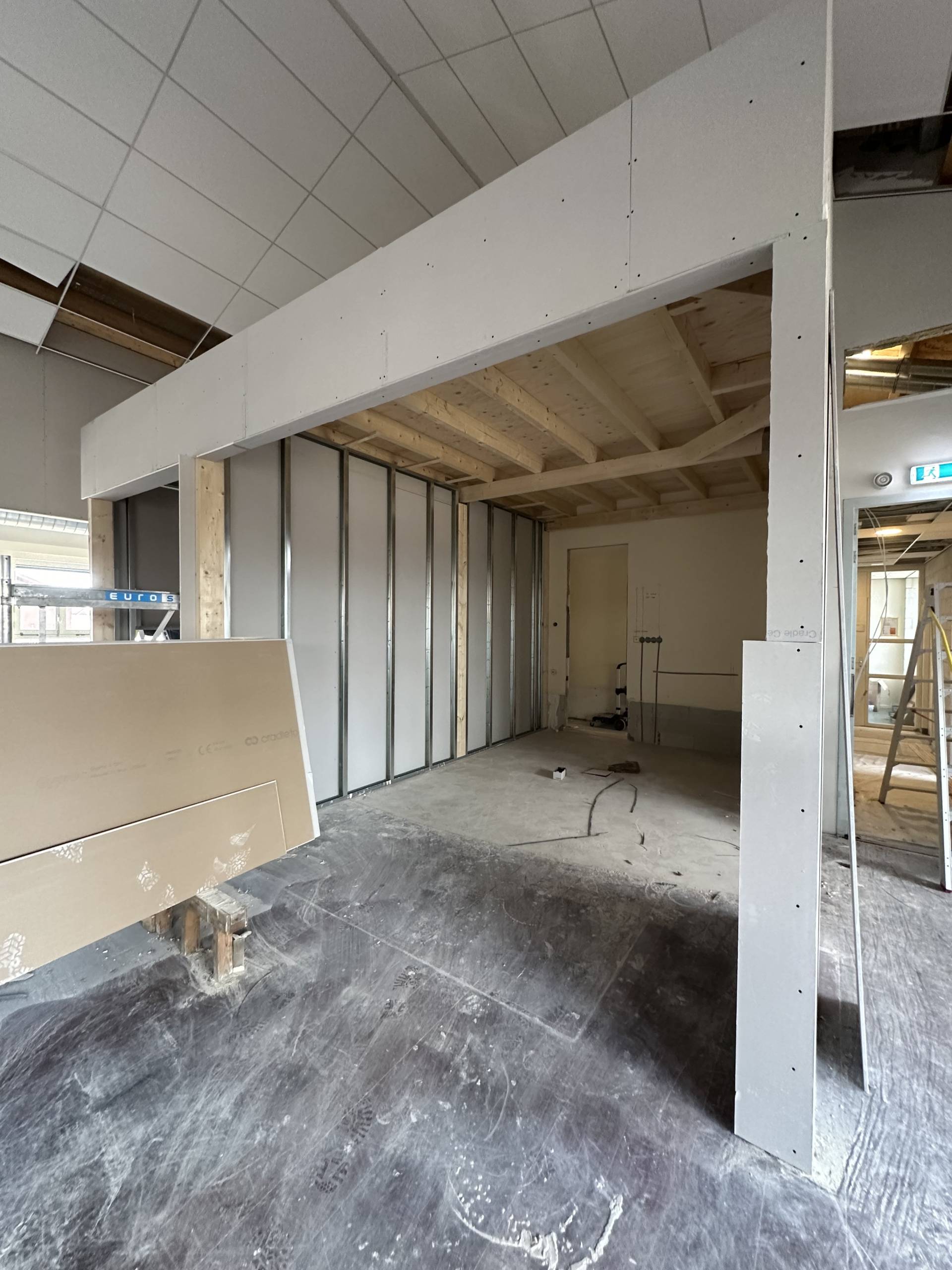 Metaalstud wanden bedrijfshal